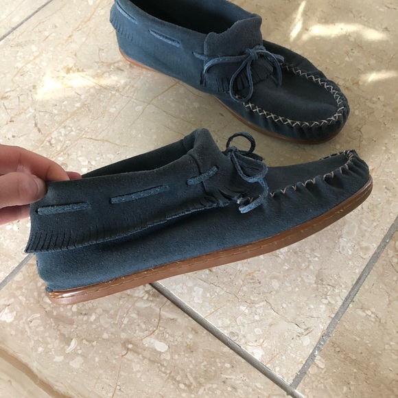 *SOLD* SoftMoc blue suede moccasins with white detail stitching - Picture 6 of 9